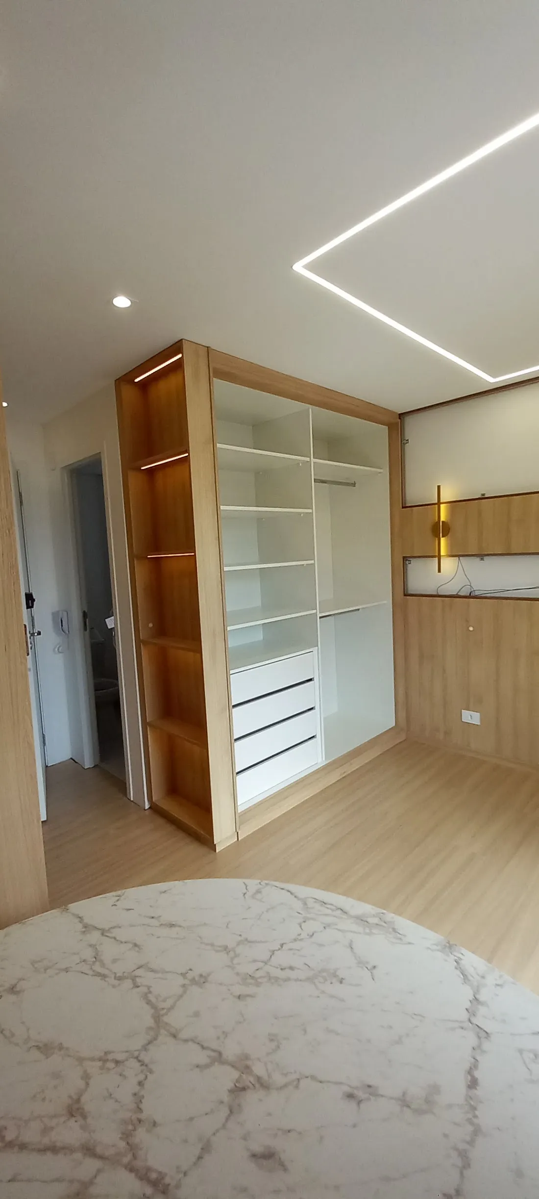Adega e home bar planejado: um canto para receber em casa