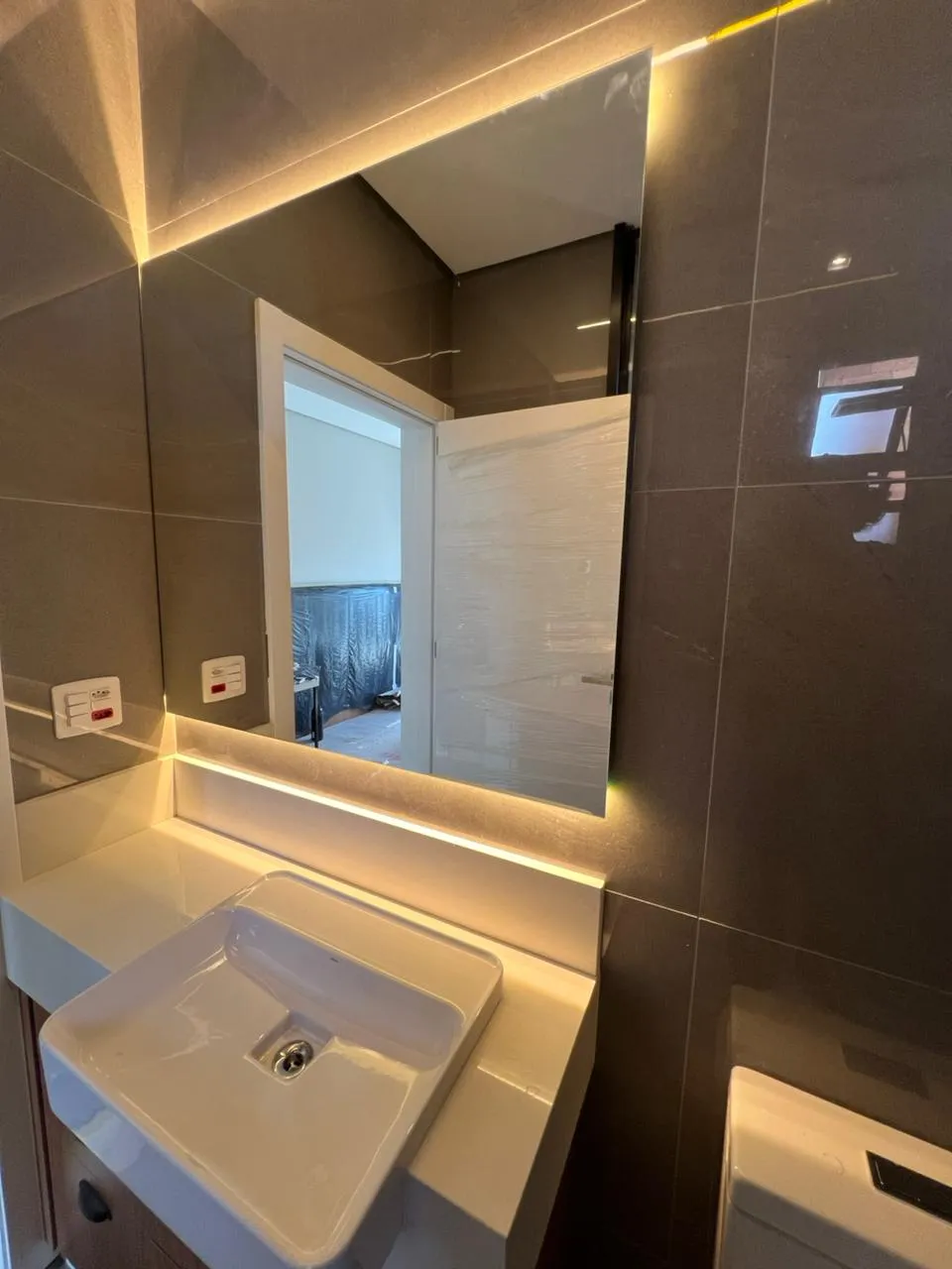 Banheiro planejado com iluminação embutida em LED