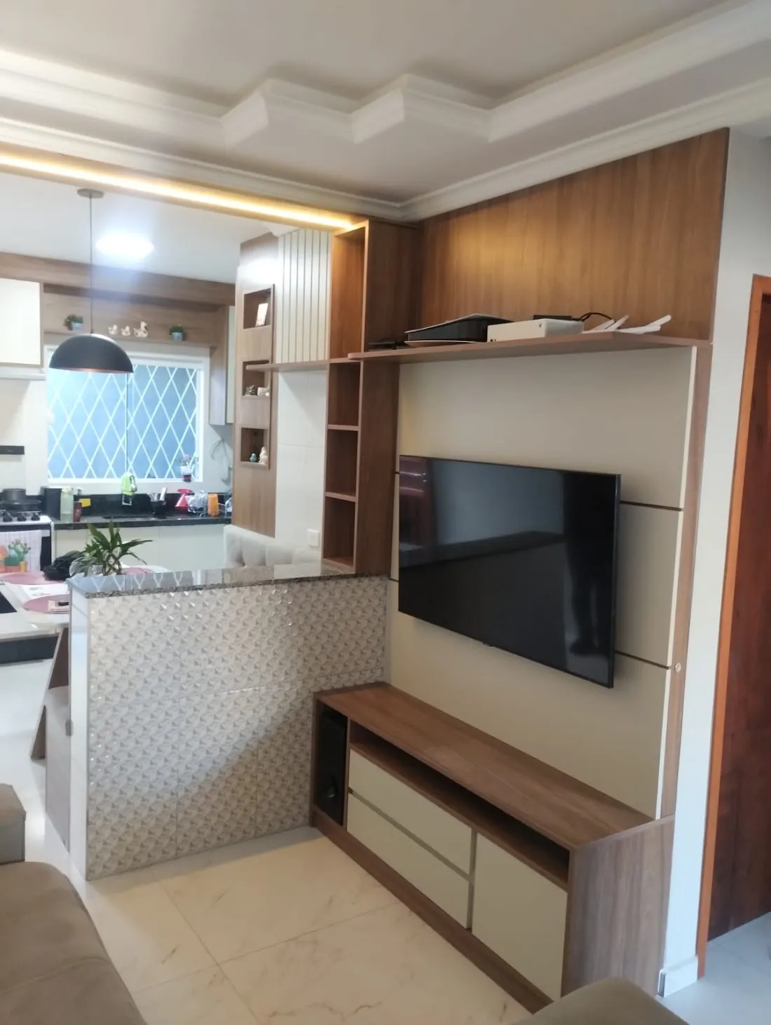 Sala de estar com painel de TV em madeira planejado
